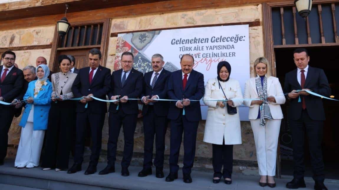‘Gelenekten Geleceğe: Türk Aile Yapısında Çeyiz ve Gelinlikler’ Sergisi